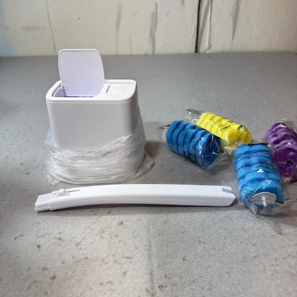 Snofrid Automatic Flip-Top Toilet Brush ZH-006 White New Open Box Refills